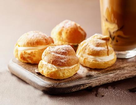 アイスカフェラテとシュークリームの写真