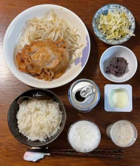 豚肉のトマトケチャップ炒めなどの夕食 夕食,ご飯,豚肉の写真素材