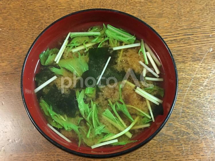水菜とわかめの味噌汁 みそしる,みそ汁,わかめの味噌汁の写真素材