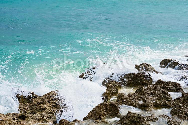 沖縄、宮古島の磯、荒々しい海、波しぶき 海,波,海岸の写真素材