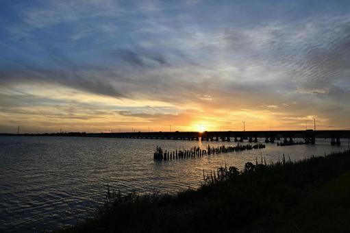 霞ヶ浦の夕暮れ 神宮橋,霞ヶ浦,夕暮れ時の写真素材