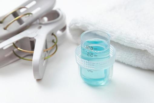 白背景に洗濯洗剤とタオル 白背景に洗濯洗剤とタオル 洗濯洗剤,洗剤,液体の写真素材