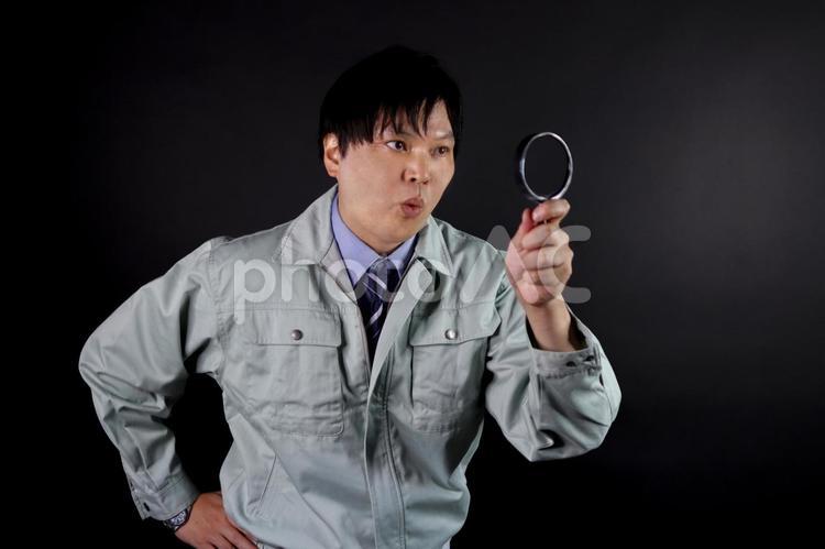 作業服の男性と虫眼鏡 作業員,男性,作業服の写真素材