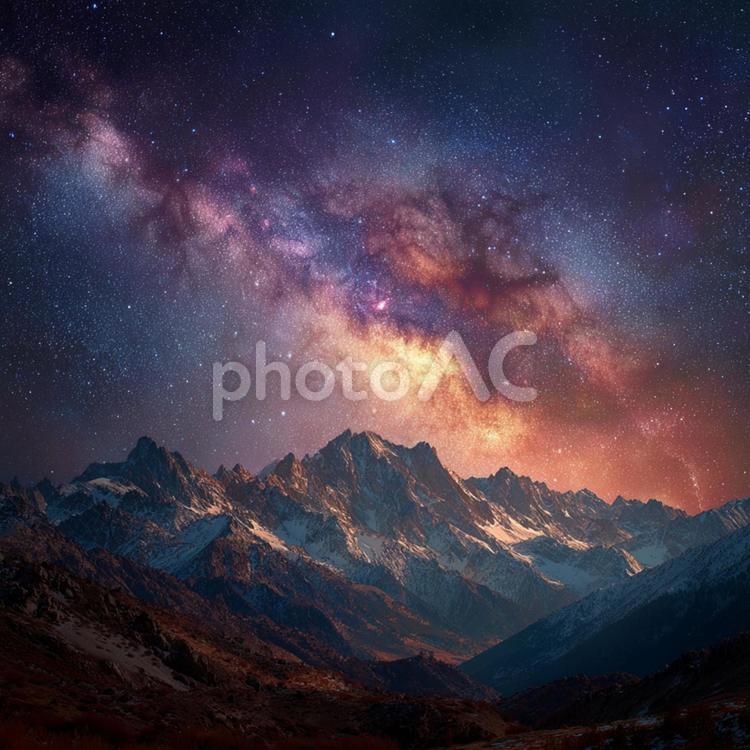 神秘的な夜空：星々が輝く雪山の絶景 天の川,銀河,星の写真素材