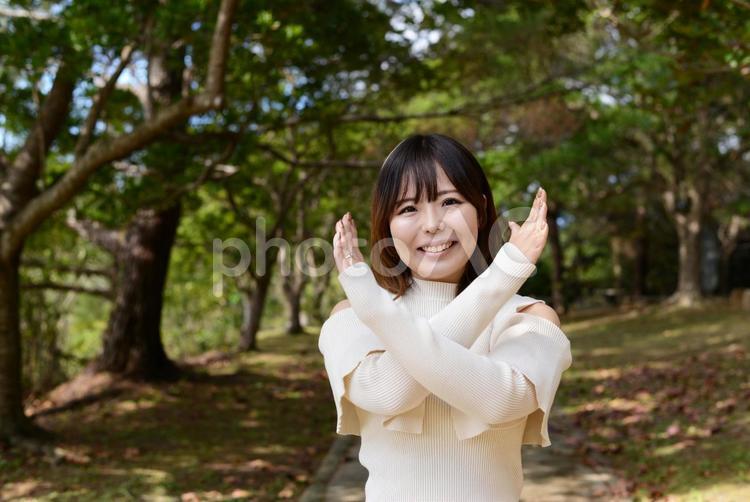 禁止のポーズをとる女性 女性,自然,笑顔の写真素材