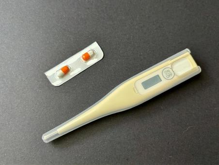体温計と薬 体温計と薬 体温計,水銀,熱の写真素材