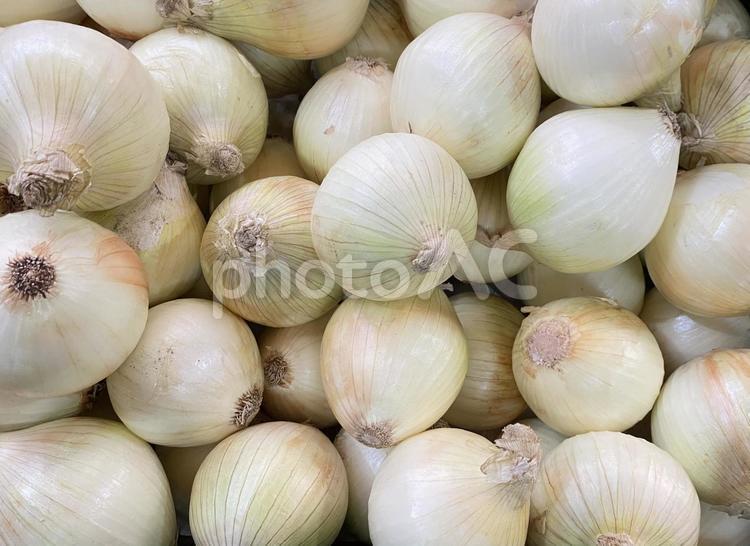 薄皮を剥いたキレイな大玉タマネギの山 タマネギ,オニオン,onionの写真素材