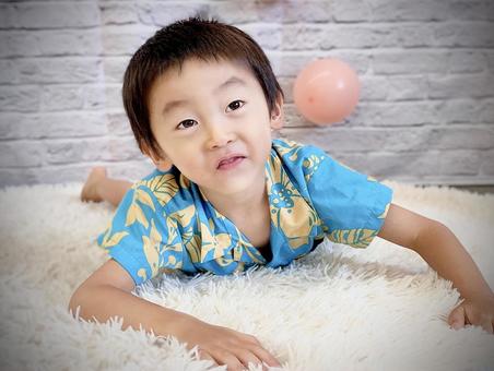 うつぶせ うつぶせ 男の子,子ども,うつ伏せの写真素材