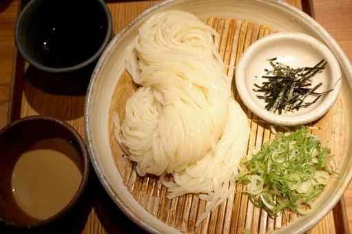 ざるうどん ざるうどん ざるうどん,ねぎ,刻み海苔の写真素材