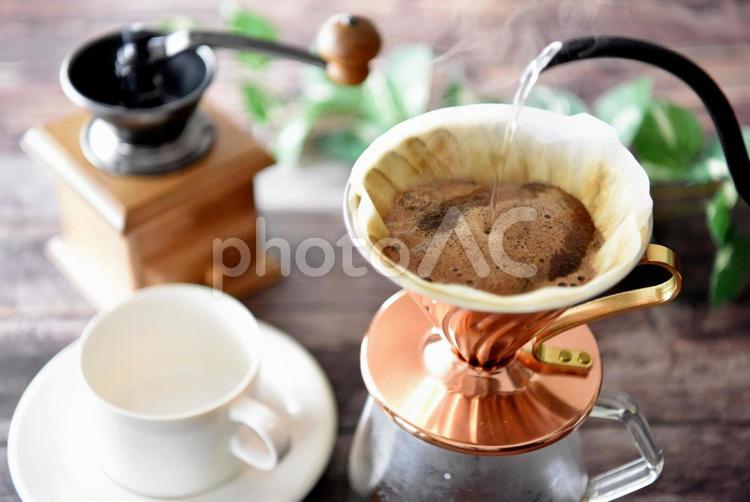 コーヒーを淹れているイメージ コーヒー,コーヒー豆,珈琲豆の写真素材
