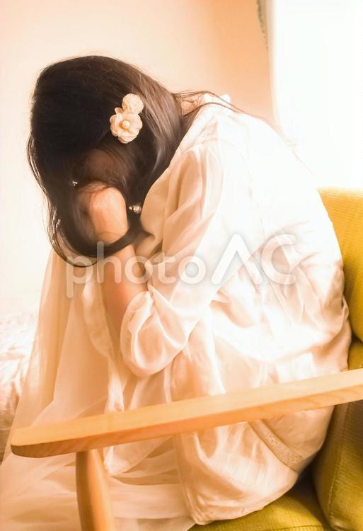 ソファの上で突っ伏す女性 女性,うずくまる,ストレスの写真素材
