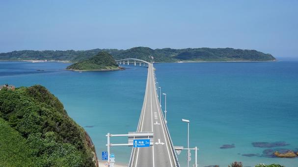 正面からの角島大橋とエメラルドブルー 正面からの角島大橋とエメラルドブルー 角島大橋,海,橋の写真素材