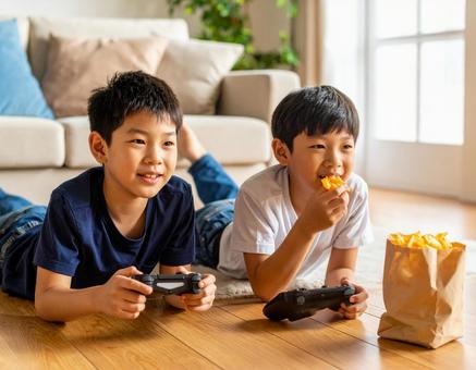 夏休み 子ども 友達 リビング ゲーム 夏休み 子ども 友達 リビング ゲームの写真