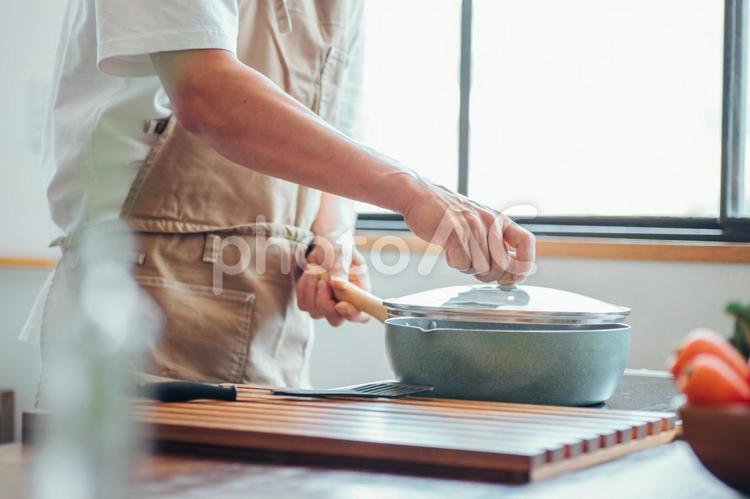 味見をする男性（蒸す） 料理,蒸す,蒸らすの写真素材