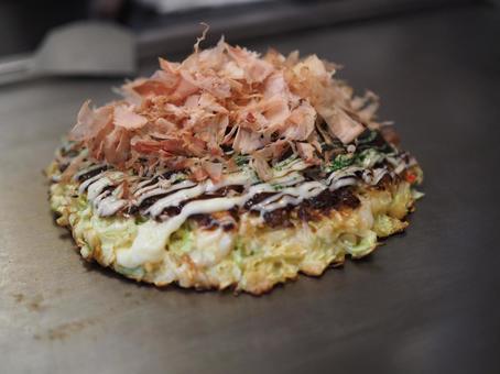 鉄板の上のお好み焼き 大阪,お好み焼き,道頓堀の写真素材