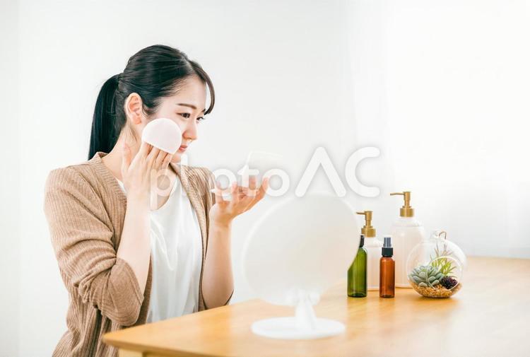 ファンデーションを使う女性 ファンデーション,メイク,コスメの写真素材