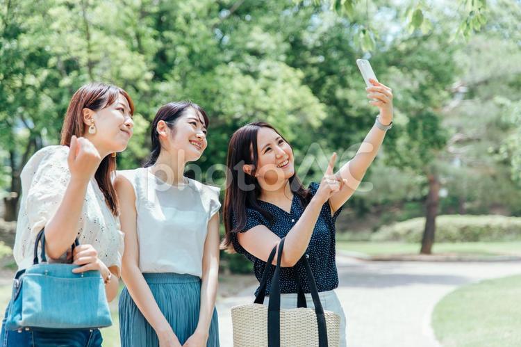 旅行する女性たち（スマホ・自撮り） 旅行,スマホ,スマートフォンの写真素材