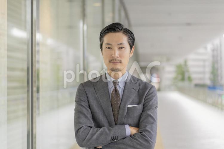 腕組みのビジネスマン ビジネス,男性,ビジネスマンの写真素材