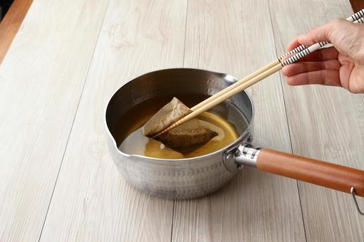 鍋_木のテーブル_出汁取り 鍋_木のテーブル_出汁取り 出汁,出汁パック,和風だしの写真素材