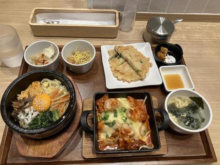韓国料理 韓国料理 ビビンバ,ヤンニョムチキン,チヂミの写真素材
