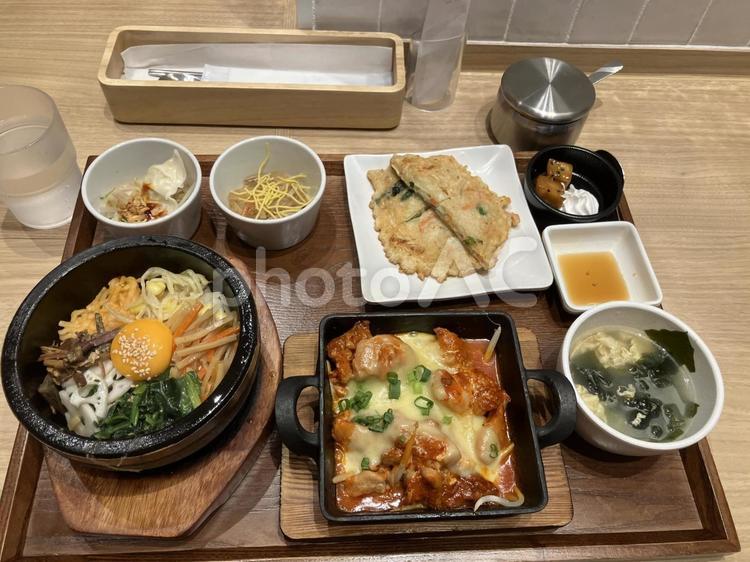 韓国料理 ビビンバ,ヤンニョムチキン,チヂミの写真素材
