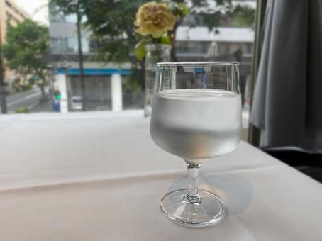 レストランの水 窓際のテーブル席 レストランの水 窓際のテーブル席 ミネラルウォーター,食事,窓際の写真素材