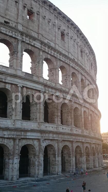 イタリア　ローマ　コロッセオの夕景 colosseo,italia,romeの写真素材