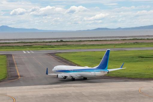 田園と空港と夏の旅 田園と空港と夏の旅 飛行機,航空機,旅客機の写真素材