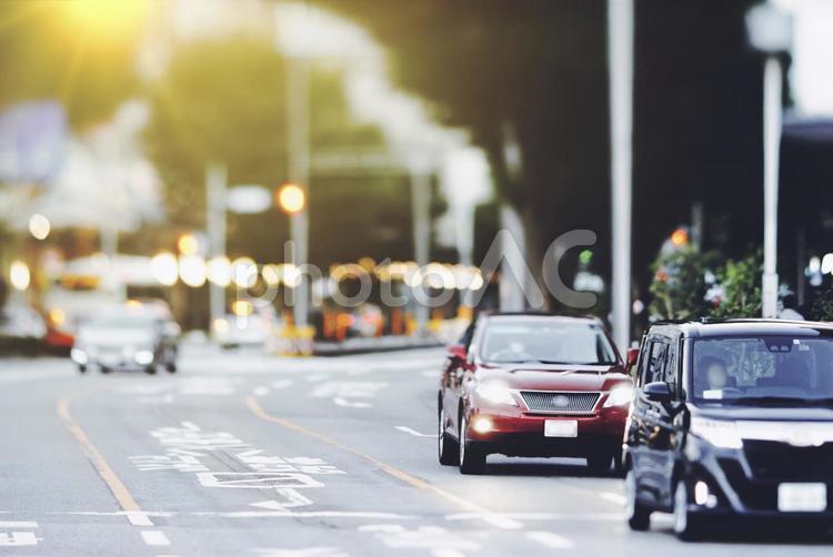 日本の道路を走る車 交通イメージ 自動車,道路,交通の写真素材