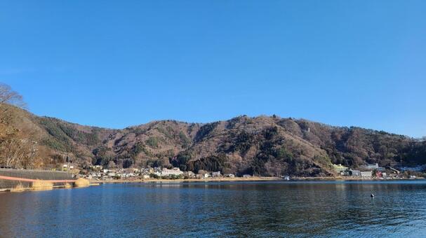 湖沿いの田舎町 河口湖,湖,山の写真素材