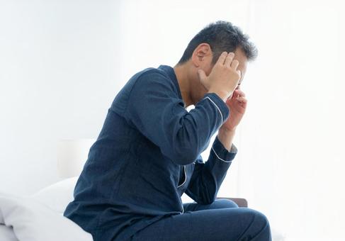 朝起きたら体調の悪いミドルの男性 朝起きたら体調の悪いミドルの男性 男性,ミドル,寝起きの写真素材