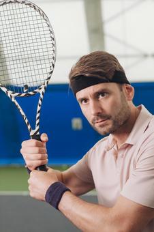 真剣な表情でラケットを構える男性 男性,外国人,テニスの写真素材