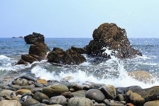 岩が突き出した波打ち際と海 岩が突き出した波打ち際と海 海,海岸,岩の写真素材