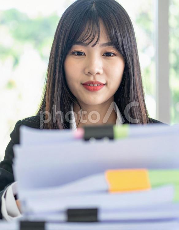 たくさんの書類を処理する女性社員 書類,オフィス,女性の写真素材