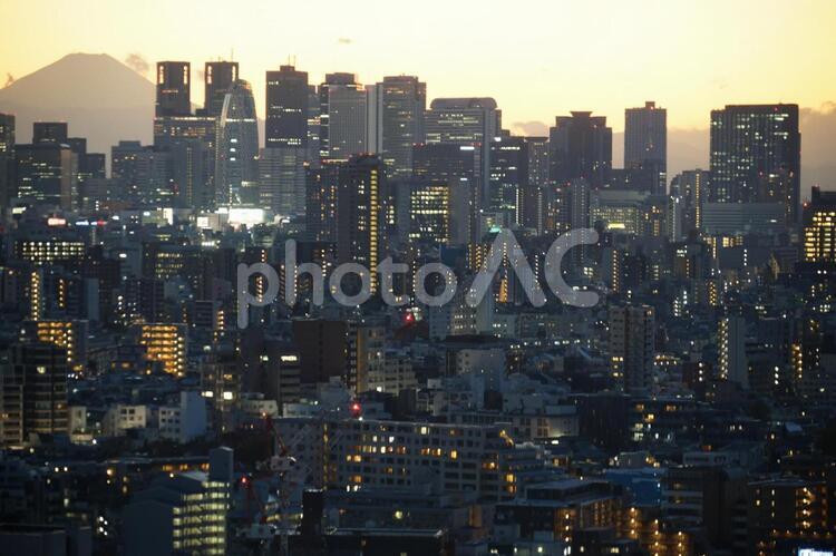 文京シビックセンターからの夕景（新宿方面）１２ オフィスビル,オフィス街,オレンジ色の写真素材