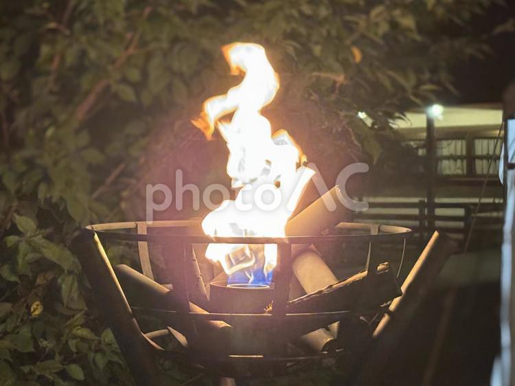 夜の松明 松明,かがり火,焚き火の写真素材