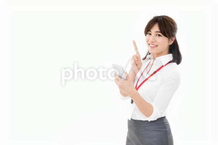 ビジネスウーマン　スマートフォン スマートフォン,調べる,指差しの写真素材