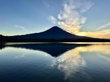 5時56分の富士山 5時56分の富士山 富士山,彩雲,雲の写真素材