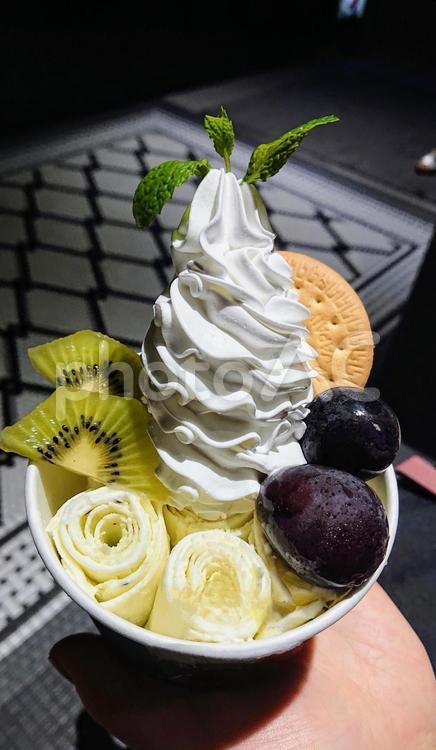 おしゃれなアイスクリーム アイスクリーム,ロールアイス,生クリームの写真素材