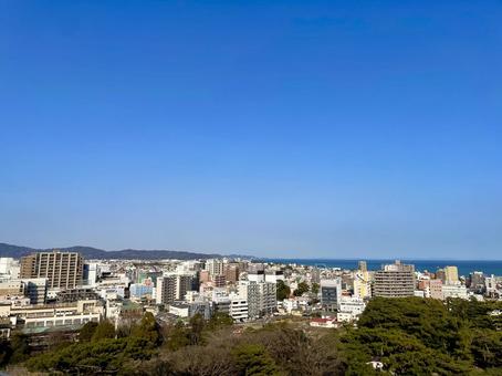天守閣から望む小田原市街地中心部の写真