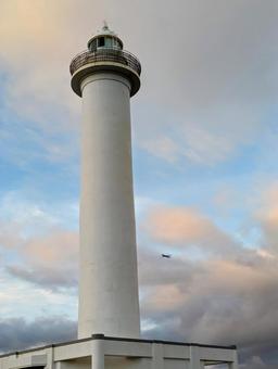 沖縄 夕暮れ時の残波岬の灯台 沖縄 夕暮れ時の残波岬の灯台の写真