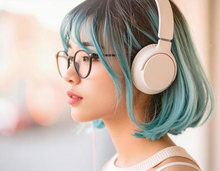 ヘッドホンをする女性の写真