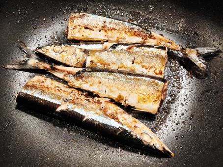 フライパンで焼かれる秋刀魚 フライパンで焼かれる秋刀魚 秋刀魚,魚,魚介類の写真素材