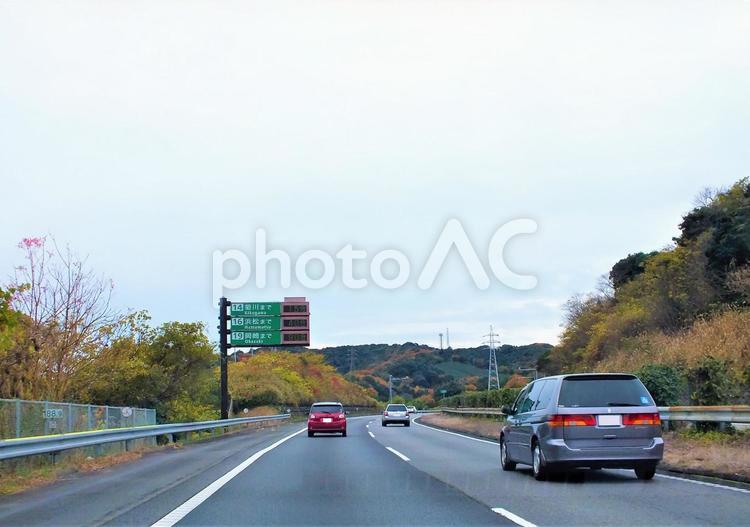 行き先まで何分　表示塔　冬の東名高速道路 車,車両,走るの写真素材