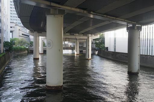 東京高架橋下の隅田川 高架橋,隅田川,東京の写真素材