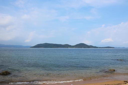 8月下旬の高松市長崎の鼻からの風景 8月下旬の高松市長崎の鼻からの風景 砂浜,島,白波の写真素材