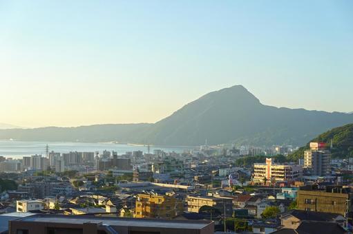 朝日を浴びる別府市街と別府湾 朝日を浴びる別府市街と別府湾の写真