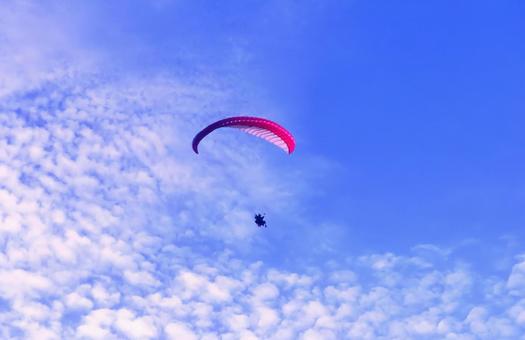 秋空を飛行するモーターパラグライダー モーターパラグライダー,秋空,秋晴れの写真素材
