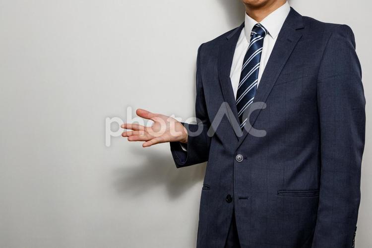手を開いているスーツの男性 ビジネスマン,ビジネス,男性の写真素材
