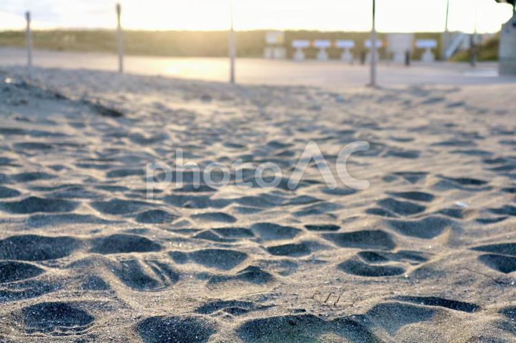 夕暮れの砂浜 砂浜,足跡,夕暮れの写真素材